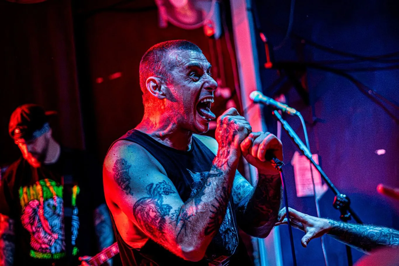 King Parrot’s vocalist roaring into the microphone under red and blue light